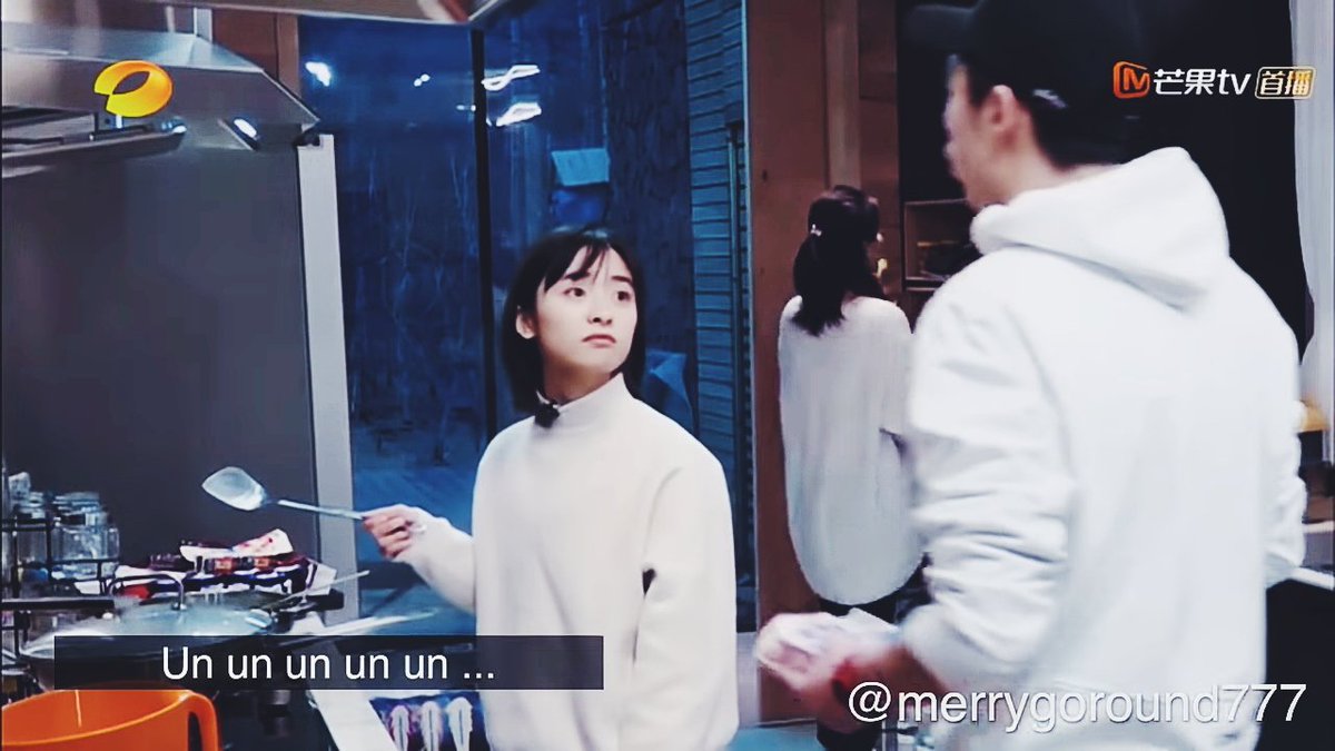 this is so cute  Dd was asking Yy's help in cooking, he was talking to her with his mouth full so adorable that Yy understands that, it's weird to insert that scene on the show but this is the actual relationship of these two  being weird together  i crii