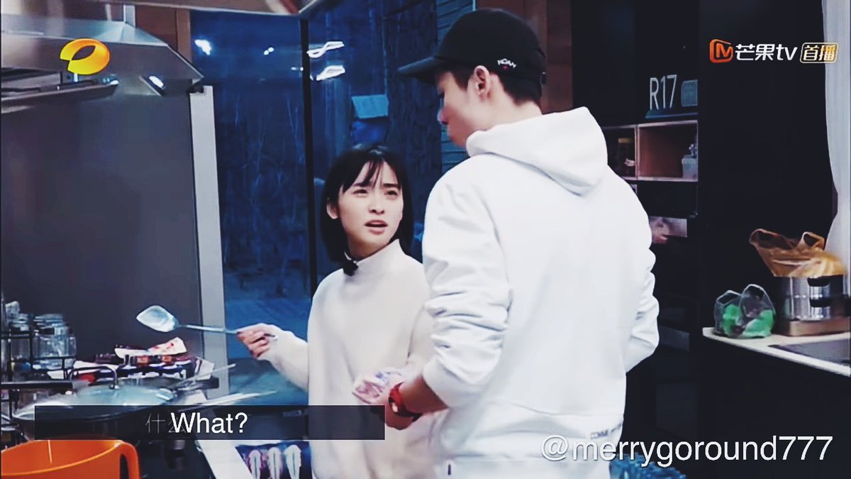 this is so cute  Dd was asking Yy's help in cooking, he was talking to her with his mouth full so adorable that Yy understands that, it's weird to insert that scene on the show but this is the actual relationship of these two  being weird together  i crii