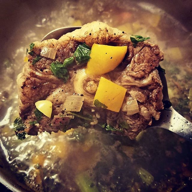 #Tbt the one of our favorite meals of 2018 was this Jamoca Chili oxtail stew made with @flyingdogbrewery Doggie Style Pale Ale. 
Here is a flick of the beginning of the braise. Cheers to them aromatic, slow cooks - looking forward to more of them this #w… bit.ly/2COsEyK