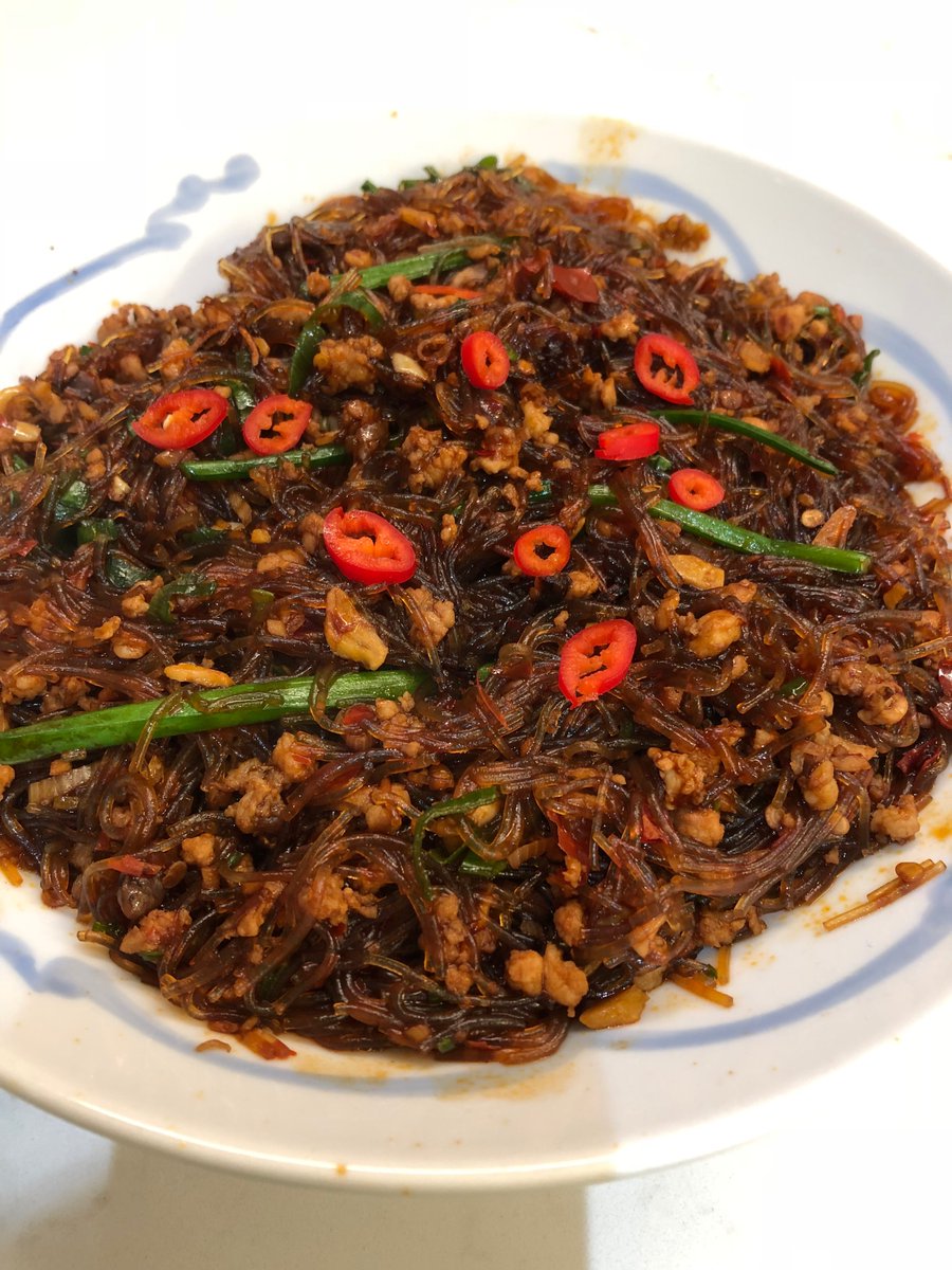 freemovievideo1's tweet photo. "Ant's Climbing Tree" (蚂蚁上树) Mungbean noodles in spicy bean paste and minced pork. A favorite Sichuan dish I was anxious to eat in Chengdu but found to be more ubiquitous in Chongqing, its true ancestral home. https://t.co/6oyOs5dHHk