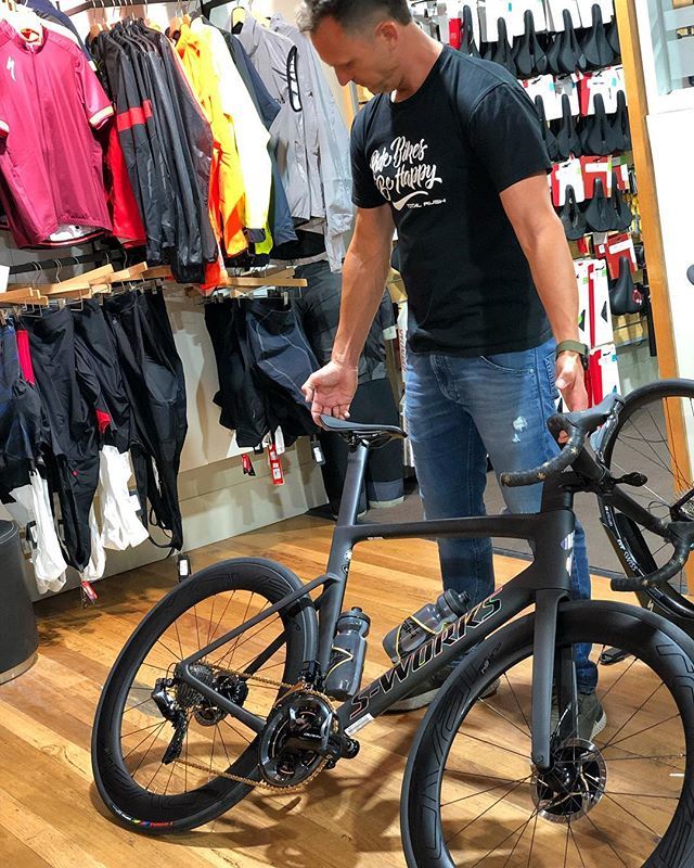 TotalRush's tweet photo. Even after a gagillion years in the business, @simcof can’t help but stare at the new Venge 😍
Talk to us today about your dream custom build! 🛠 
#sworks #sworksvenge #aeroiseverything #newshapeofspeed #matchymatchy #blingbling https://t.co/5Xig4OpMpt https://t.co/awsS0W0fND