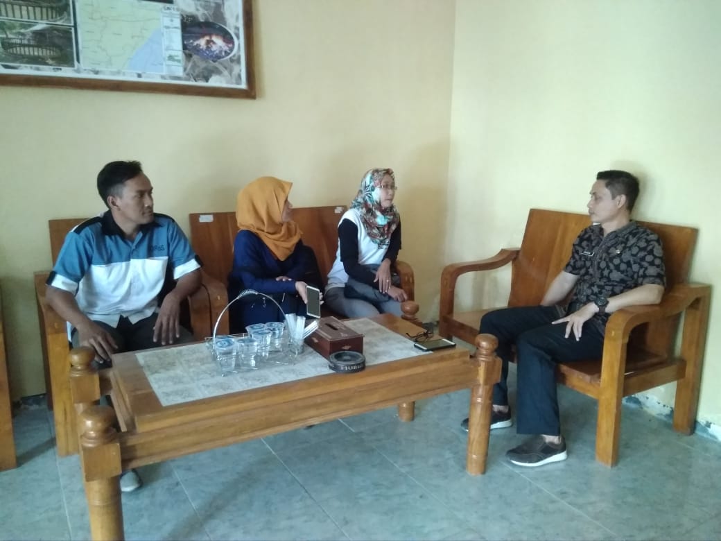 IDFoSIndonesia's tweet photo. Koordinasi dengan pihak Kecamatan Ngasem, yang merupakan tahapan dari pelaksanaan Program Pengembangan Unit Bisnis Badan Usaha Milik Desa (BUMDesa) tahun 2018 di Desa Bandungrejo dan Ngasem, Kecamatan Ngasem, Bojonegoro ..
#bumdes #pemberdayaan #ekonomi #idfos #PertaminaEPCepu https://t.co/dCMlaAOTBp