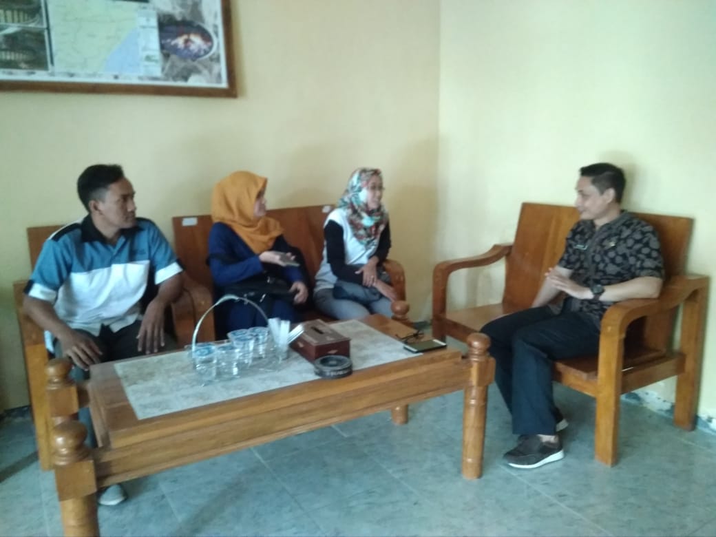 IDFoSIndonesia's tweet photo. Koordinasi dengan pihak Kecamatan Ngasem, yang merupakan tahapan dari pelaksanaan Program Pengembangan Unit Bisnis Badan Usaha Milik Desa (BUMDesa) tahun 2018 di Desa Bandungrejo dan Ngasem, Kecamatan Ngasem, Bojonegoro ..
#bumdes #pemberdayaan #ekonomi #idfos #PertaminaEPCepu https://t.co/dCMlaAOTBp