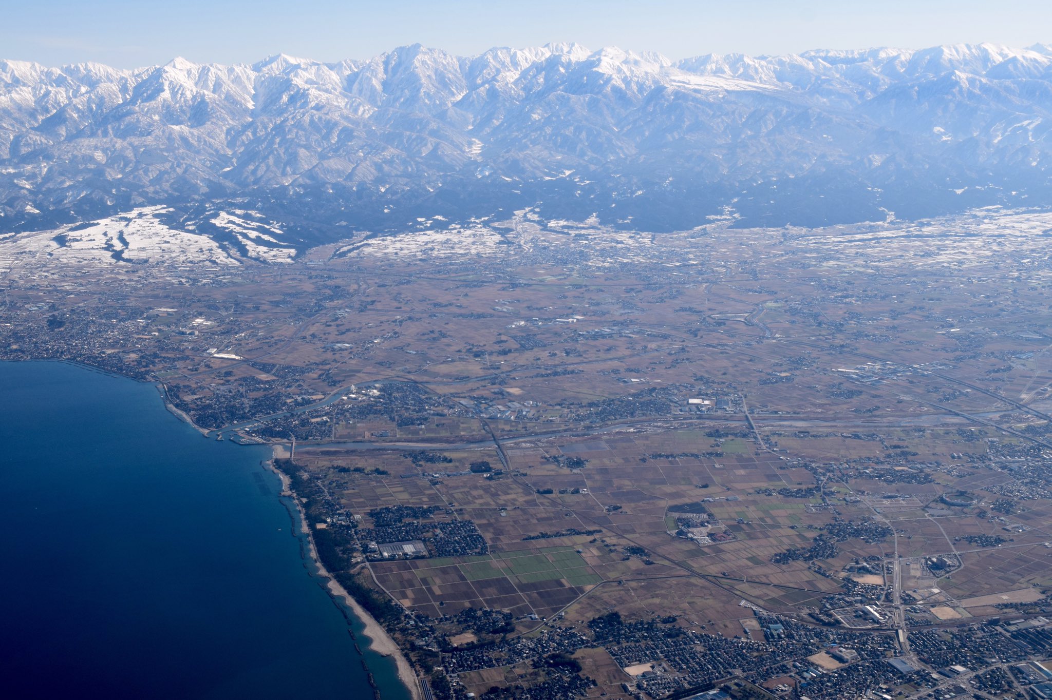 旅の記録 富山 新千歳 Ana1181便 一度見てみたかった上空から眺める雪の立山 富士山まで望む快晴 富山 中心市街地から高さ3 000mの山並みが一望できる 富山の地形の異常さが見てとれた T Co Auu9armow8 Twitter