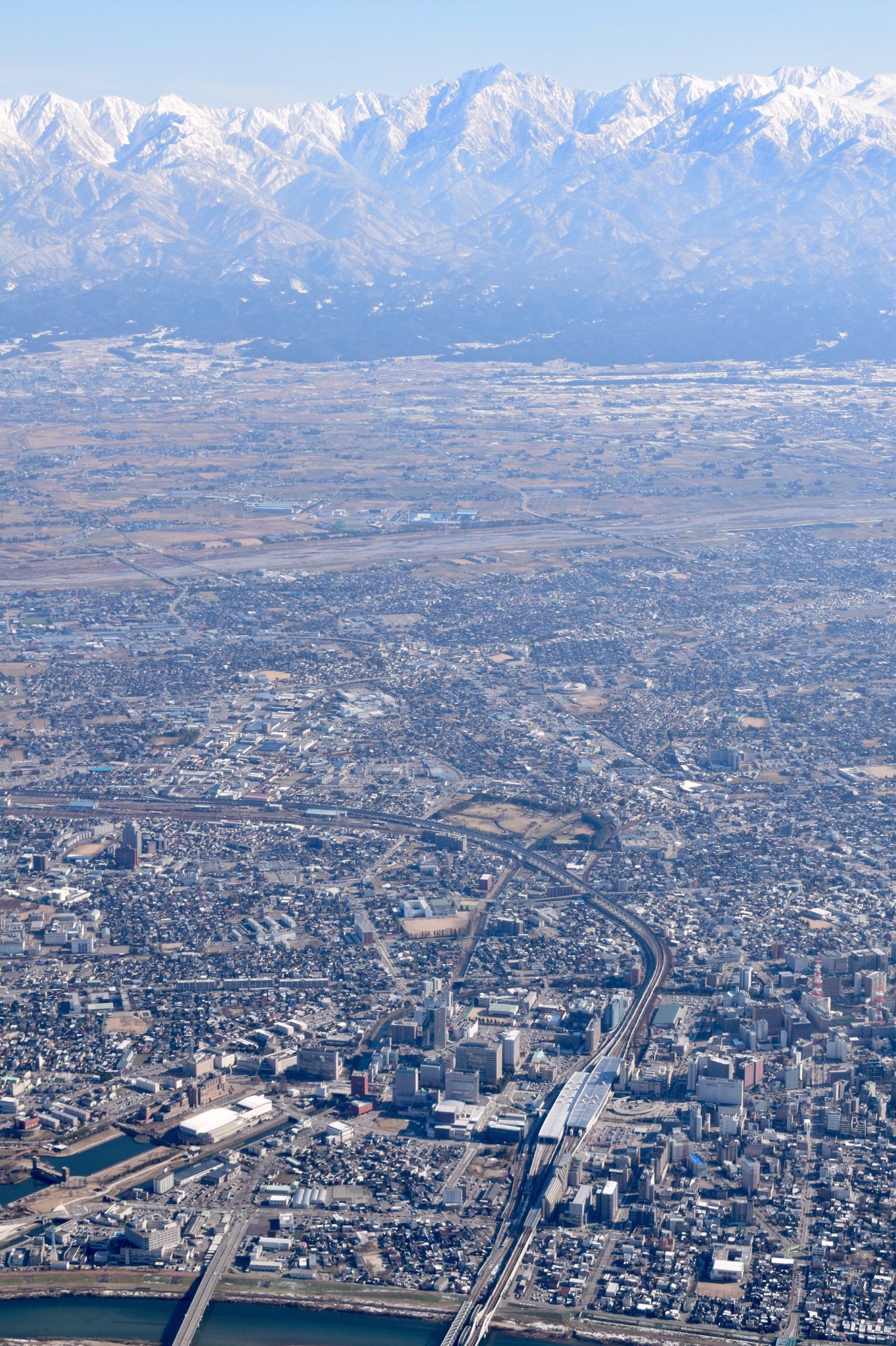 旅の記録 富山 新千歳 Ana1181便 一度見てみたかった上空から眺める雪の立山 富士山まで望む快晴 富山 中心市街地から高さ3 000mの山並みが一望できる 富山の地形の異常さが見てとれた T Co Auu9armow8 Twitter