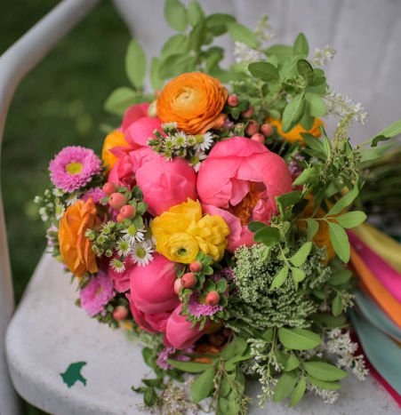 Here's a really colorful #DIY wedding bouquet you can easily put together!  #DIYweddingflowers flowersfloralflorist.com/ff/rustic_wedd…