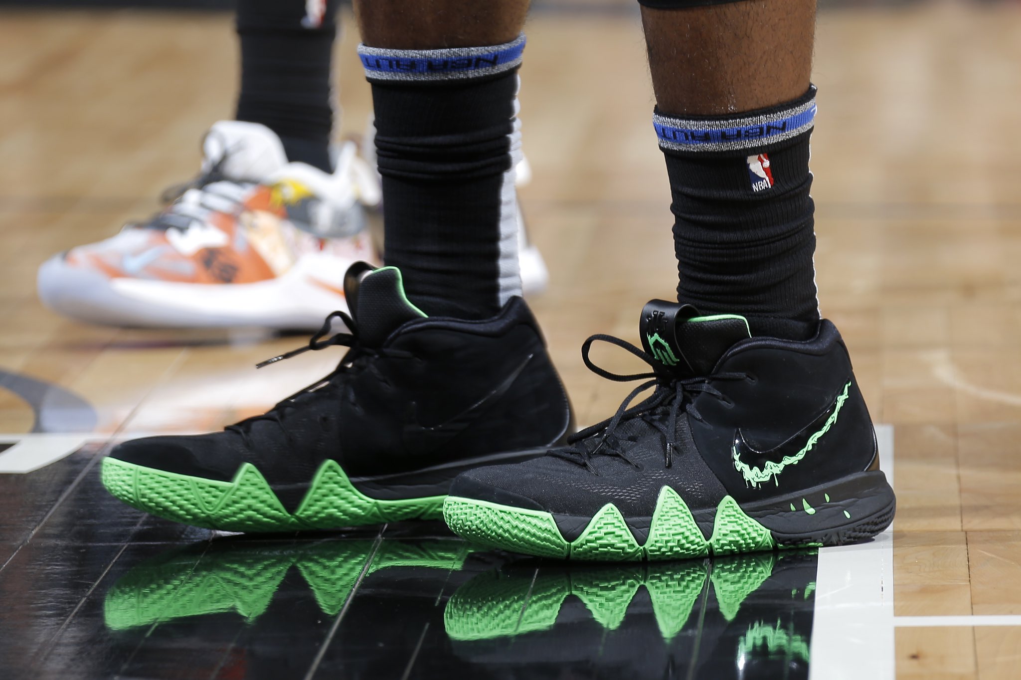 Pulido alquitrán Escuchando B/R Kicks on Twitter: ".@imanshumpert wearing the Nike Kyrie 4 “Halloween”  tonight against Denver. https://t.co/KDGBhezpjN" / Twitter