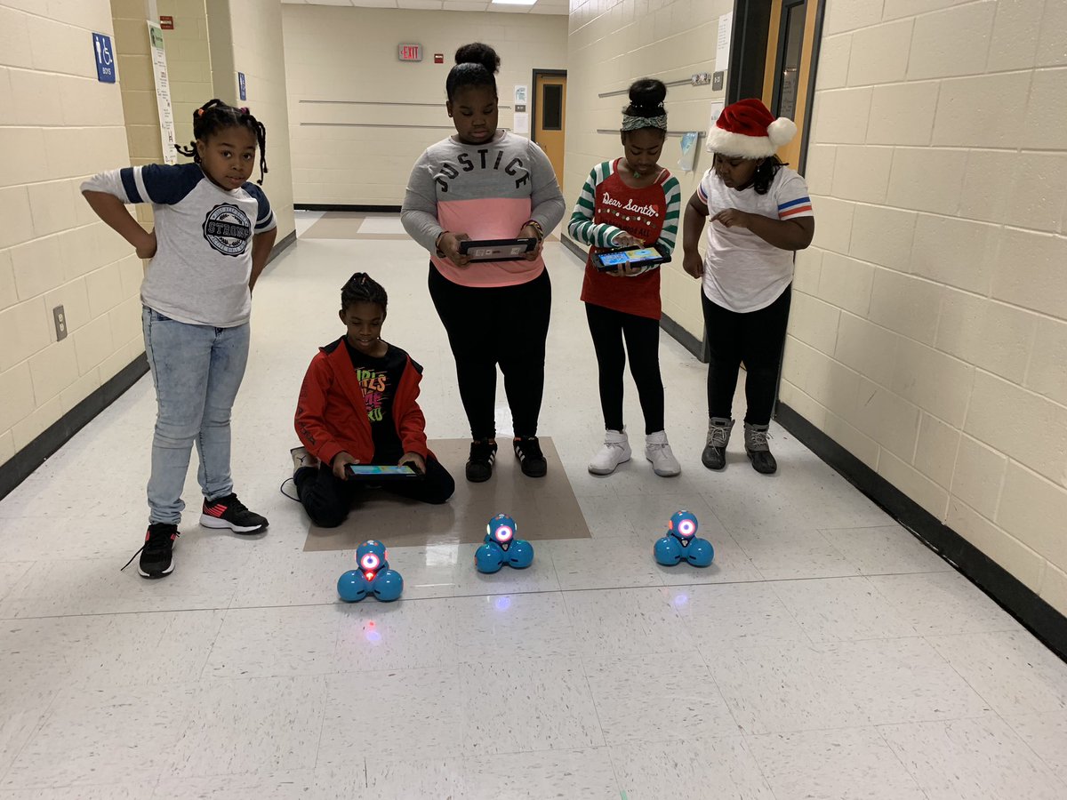 sbthompson3's tweet photo. They had so much fun programming my Dot and Dash robots! #ssetheplacetobe #NCSSBeTheBest #suzettethompson https://t.co/udLVApYowN