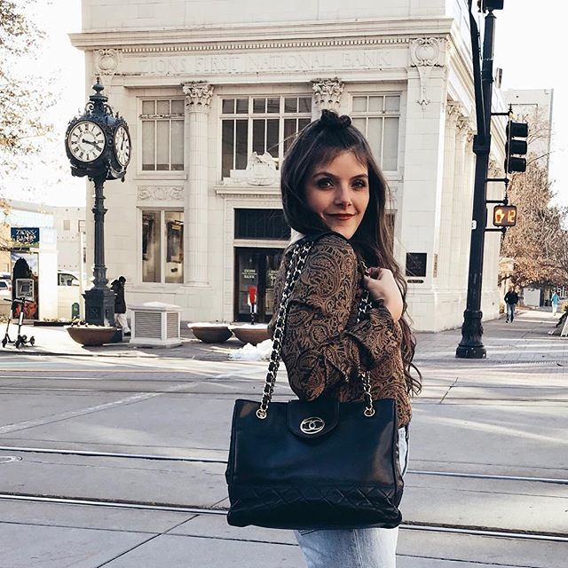 “A smile is the prettiest thing you can wear” (and this Chanel 😏🖤). If your looking for a little bigger Chanel this is your answer, it’s a timeless beauty. (Don’t mind the major mom bangs 🙈🤪) #chanel bit.ly/2TqFXLq