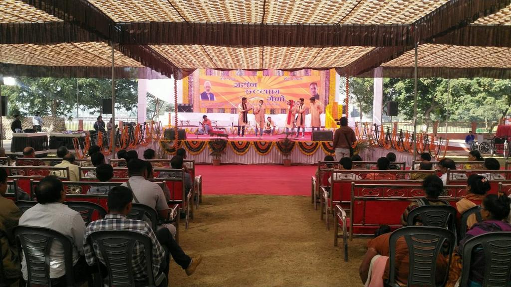 chhaap05's tweet photo. Presenting our fresh production 'Badhe Chalo' at Gareeb Kalyan Mela, Surat in association with @DrdaSurat
The play highlighted the govt policies implemented for the rural development and upliftment.
#growindia
#merichhaap https://t.co/rSANkEiD7R