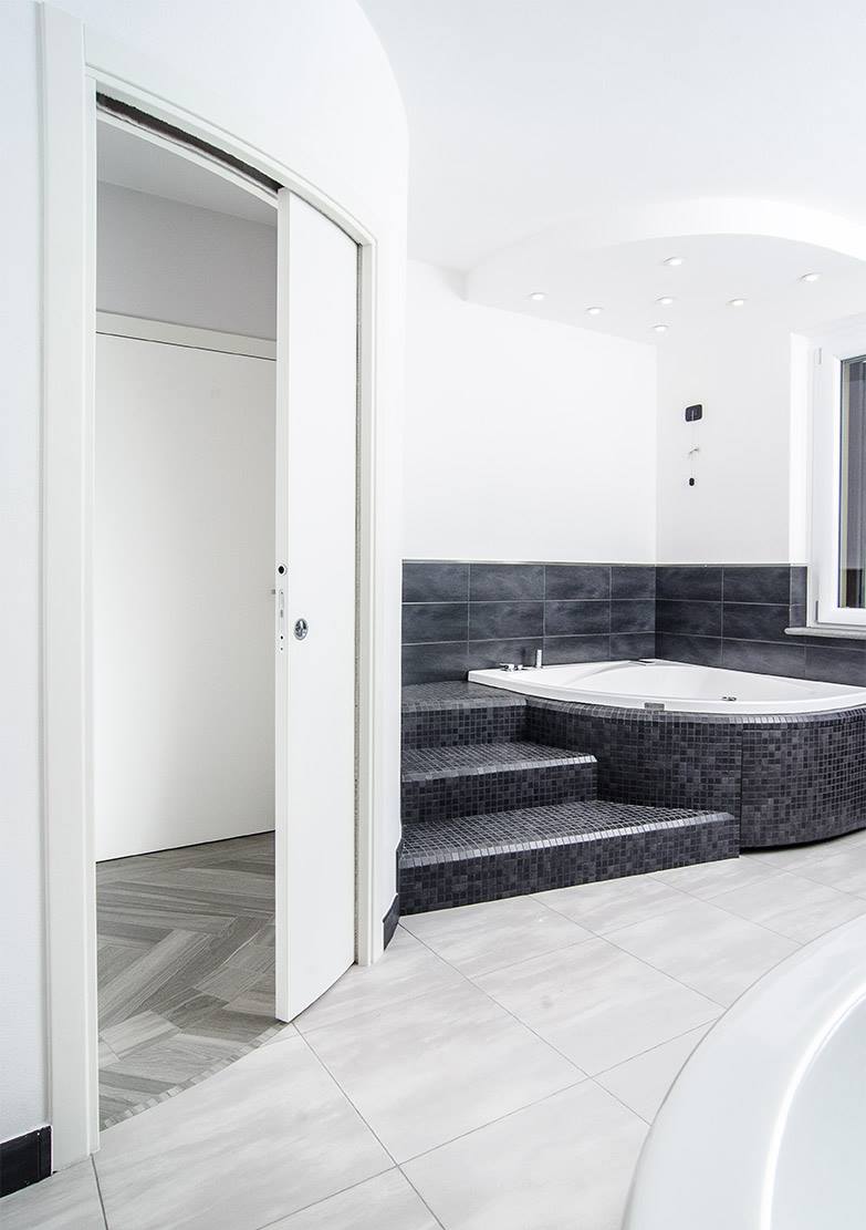 Noir &amp; Blanc. Deux couleurs opposées et intemporelles.

Projet : Maison individuelle, Alexandrie 
Produit : Eclisse Circular, châssis pour porte à galandage courbe
👉 urlz.fr/8qPa
Photo : Charles de Benedetti