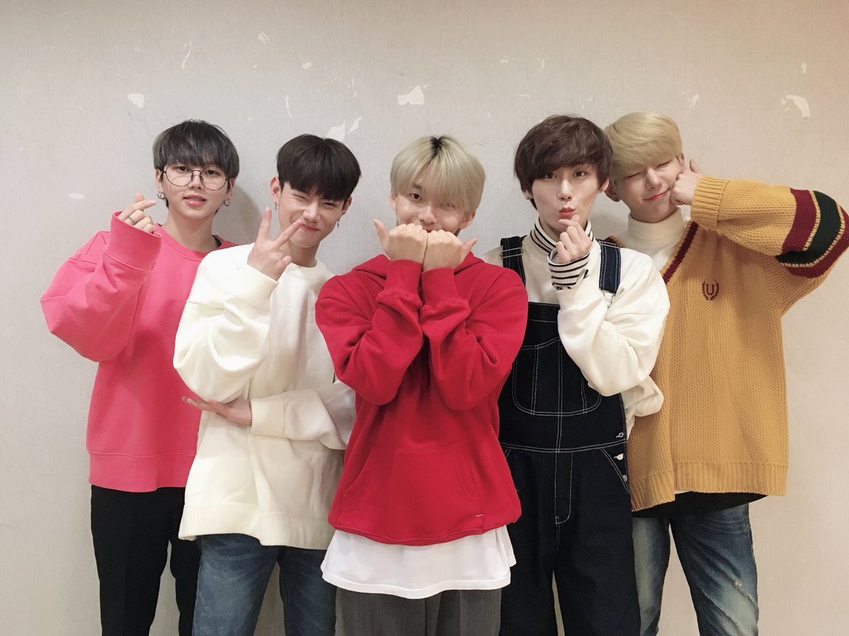 H_NextBoys's tweet photo. [#HNB] 안녕하세요 여러분 ㅎㅎㅎ 오늘 브이앱 잘 보셨나용 ㅎㅎ
새해의 시작을 이렇게 저희와 신나게 함께할 수 있어서 좋아쬬오오~?~?ㅎㅎ
여러분ㅎㅎ 저희 데뷔는 두 달 뒤가 아닌 상반기예용ㅎㅎ!!
2019년 에첸비와 행복하게 보내요❤️ 그럼 안뇽~~❤️

#조용근 #김현수 #정유준 #박우담 #우진영 https://t.co/WB2pUfvhrN