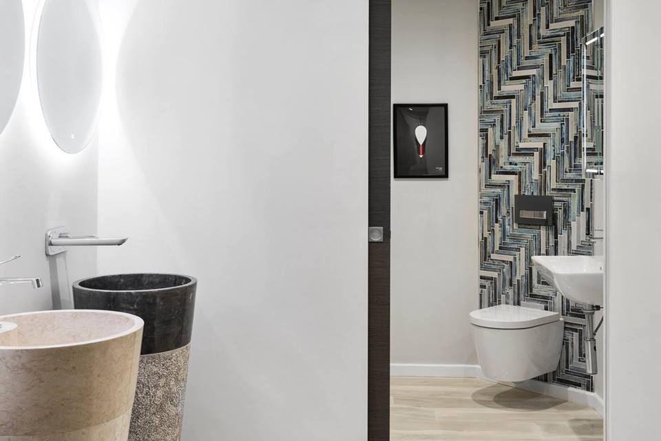 Élégante fermée et discrète quand elle est ouverte, la porte coulissante  Syntesis® Line ne passe pas inaperçue.

Photo : @Kucheandbagno, Melbros House, Royaume-Uni