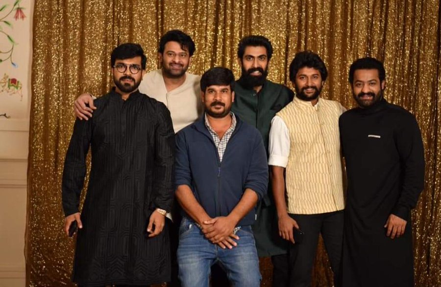 Kaushal_rebel's tweet photo. Already a great pic in 2019... uniting the stars.. hope the fans also be like that.. hope many more pics to come like this 😍
#prabhas #rana #nani #ntr #RamCharan #Saaho #saahonaama2019 #jerseyfirstlook #jersey #RRR #VVROnJan11 #vvr https://t.co/gsIOKIxyXp