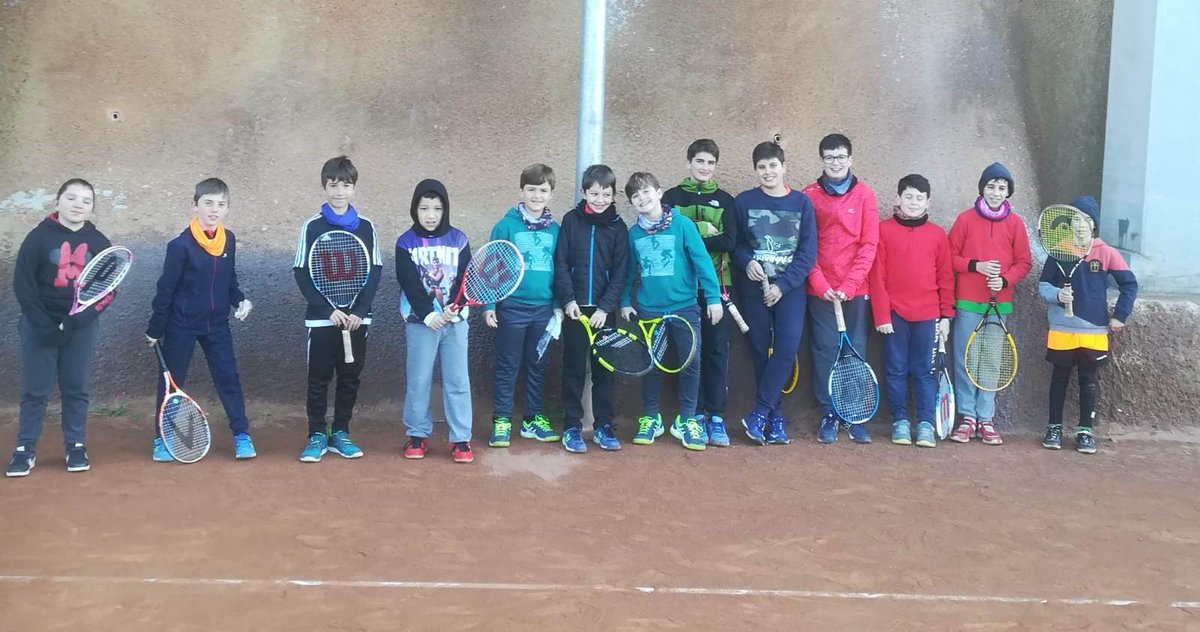 TennisCastellar's tweet photo. Avui ùltim dia del intensiu de Nadal , amb un fred que pela !!!!
Dimarts dia 8 reprenem l'escola de tennis i pàdel. https://t.co/SY8T9nz6Rh