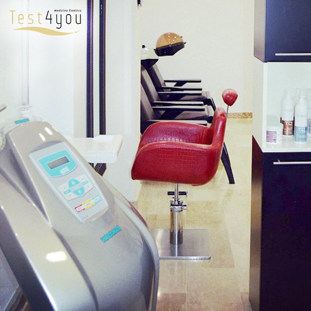 ClinicaTest4You's tweet photo. La caída del cabello es algo que preocupa tanto a hombres como a mujeres.

En #Test4You, tenemos nuestro Departamento de Diagnóstico Capilar con todo tipo de tratamientos para que luzcas un pelo brillante y frondoso.

No lo pienses más y pide tu cita: 955236868.

#sevilla https://t.co/TBP9SkozlQ