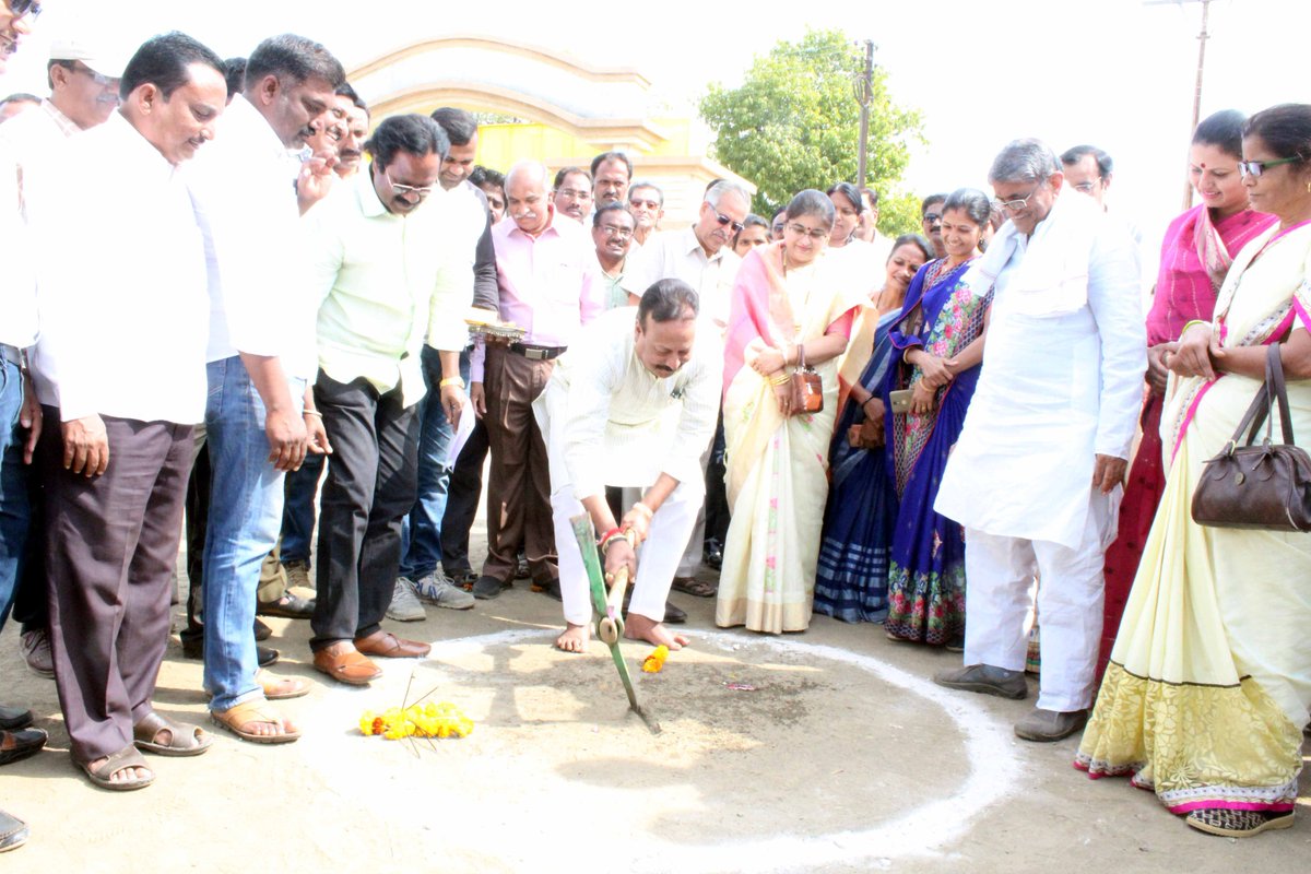 YesankarRajesh's tweet photo. यवतमाळ येथे होणा-या 92 व्या अखिल भारतीय मराठी साहित्य संमेलनाच्या मंडपाचे भुमिपूजन स्वागताध्यक्ष तथा पालकमंत्री मदन येरावार यांच्या हस्ते करण्यात आले. यावेळी नगराध्यक्षा कांचन चौधरी, संमेलनाचे कार्याध्यक्ष डॉ. रमाकांत कोलते आदी उपस्थित होते. https://t.co/Qcv5fN3eRr