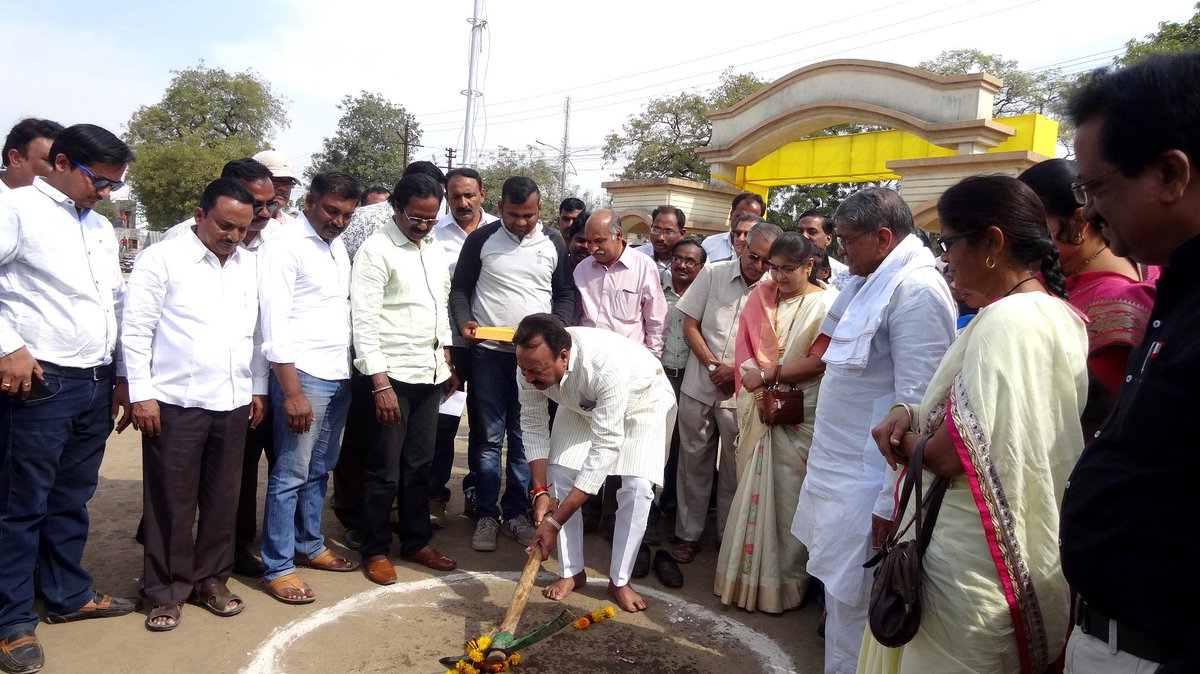 YesankarRajesh's tweet photo. यवतमाळ येथे होणा-या 92 व्या अखिल भारतीय मराठी साहित्य संमेलनाच्या मंडपाचे भुमिपूजन स्वागताध्यक्ष तथा पालकमंत्री मदन येरावार यांच्या हस्ते करण्यात आले. यावेळी नगराध्यक्षा कांचन चौधरी, संमेलनाचे कार्याध्यक्ष डॉ. रमाकांत कोलते आदी उपस्थित होते. https://t.co/Qcv5fN3eRr