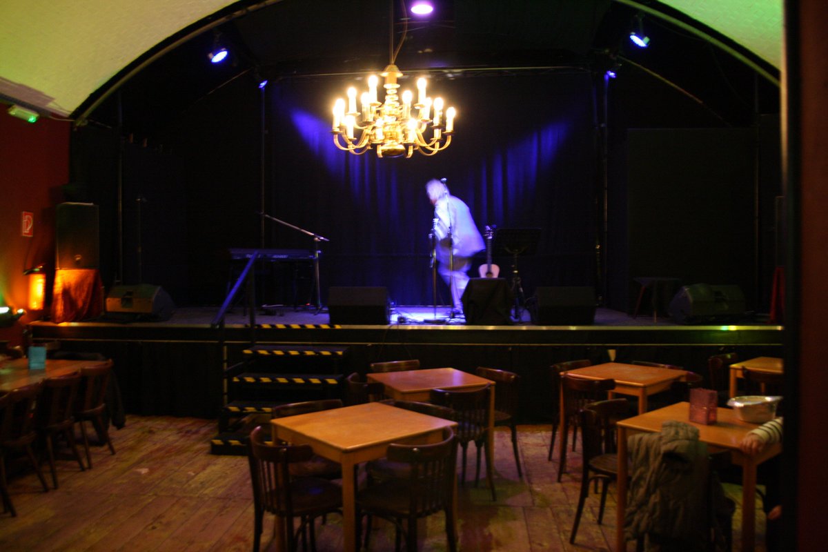 SWreski's tweet photo. Hier gibt es nicht nur Einhörner, sondern bezaubernde Zweibeiner, die #dichtend #musizieren und umgekehrt. Offene Bühne nicht nur für #Wortkünstler im #Artenschutztheater Berlin. Schöner S-Bahnbogen & lauschbereite #Autorenkollegen. Auf ein nächstes Mal jeden ersten Do im Monat! https://t.co/zl6lYMbycP