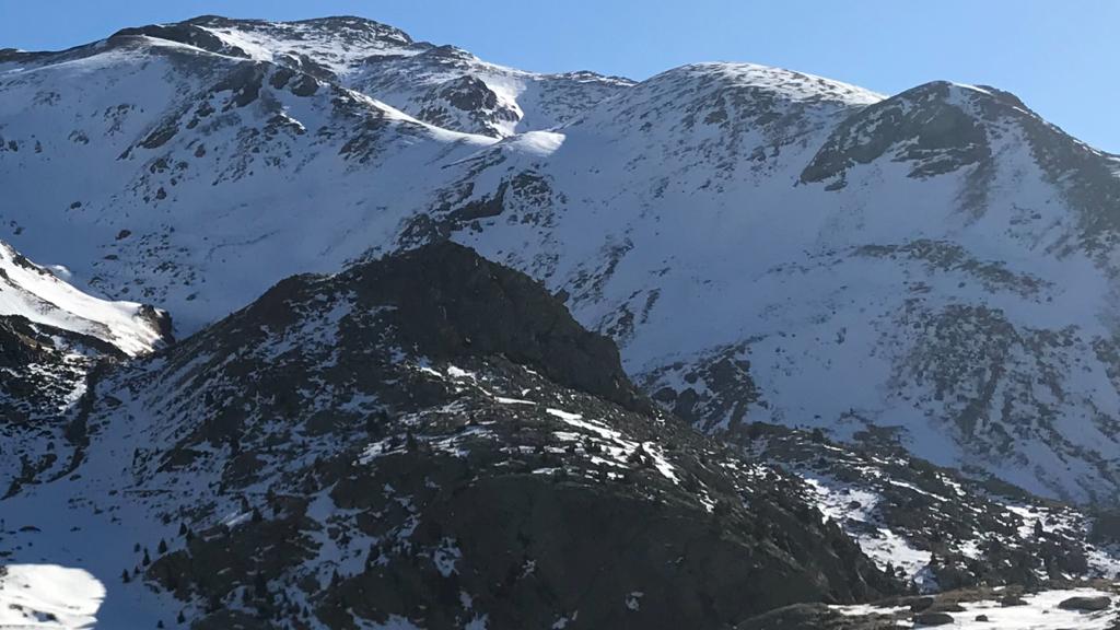 Bon dia!
Així tenim les zones altes de La Vall Fosca. Segur que al febrer ho veurem més blanc🤞🤞