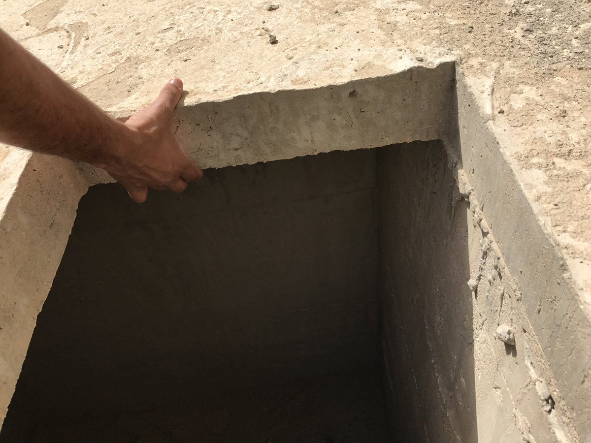 سقف الخزان و البيارة لابد ان يكون قادر على حمل ما عليه من احمال حالية ومستقبلية مثل وقوف سيارات فوقه ، زيادة الدفان بين السقف و بلاط الحوش
وكل ذلك تؤخذ بالاعتبار في:
1- سماكته
2- تسليحه (الحديد قطر و عدد)
3- رتبة الخرسانة
الصورة لسقف بيارة بسماكة 10سم وقد يلزم تكسيره لانه غير امن