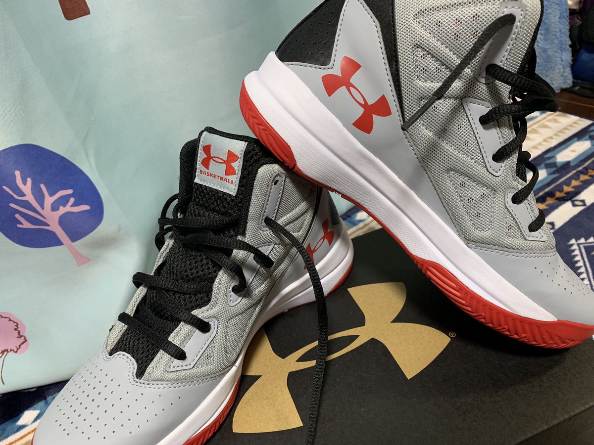 こじろう 箱推し Twitterren ヒマラヤ行ってバッシュ買ったら母も負けじと買ってた笑笑 意外に インスタ映えかも笑笑 そーいやこれtwitterやったわ