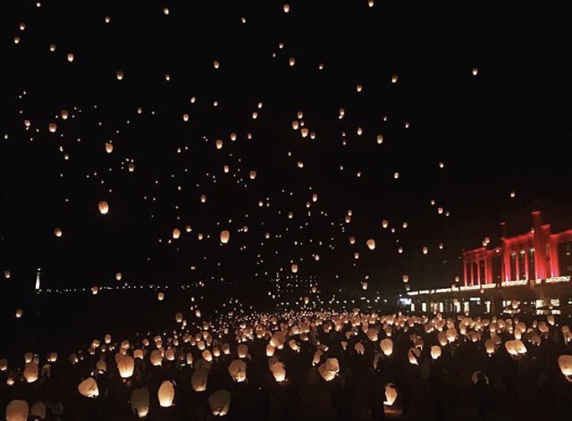 Ville2Biarritz's tweet image. | BIARRITZ EN LUMIÈRES | Lâcher de Lanternes ✨
Hier soir à la Grande Plage

#biarritzenlumières #ville2biarritz #biarritz #biarritzenhiver #lâcherdelanternes #lâcherdelanternesbiarritz #grandeplage #grandeplagebiarritz #biarritzevenement