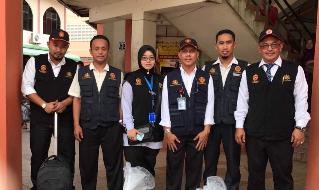 Uzivatel Kkmalaysia Na Twitteru Inilah Uniform Pegawai Penolong Pegawai Kesihatan Persekitaran Kkm Yang Bertanggung Jawab Membuat Rondaan Dan Mengeluarkan Notis Peringatan Kpd Perokok Yang Didapati Merokok Di Kawasan Larangan Sepanjang Tempoh