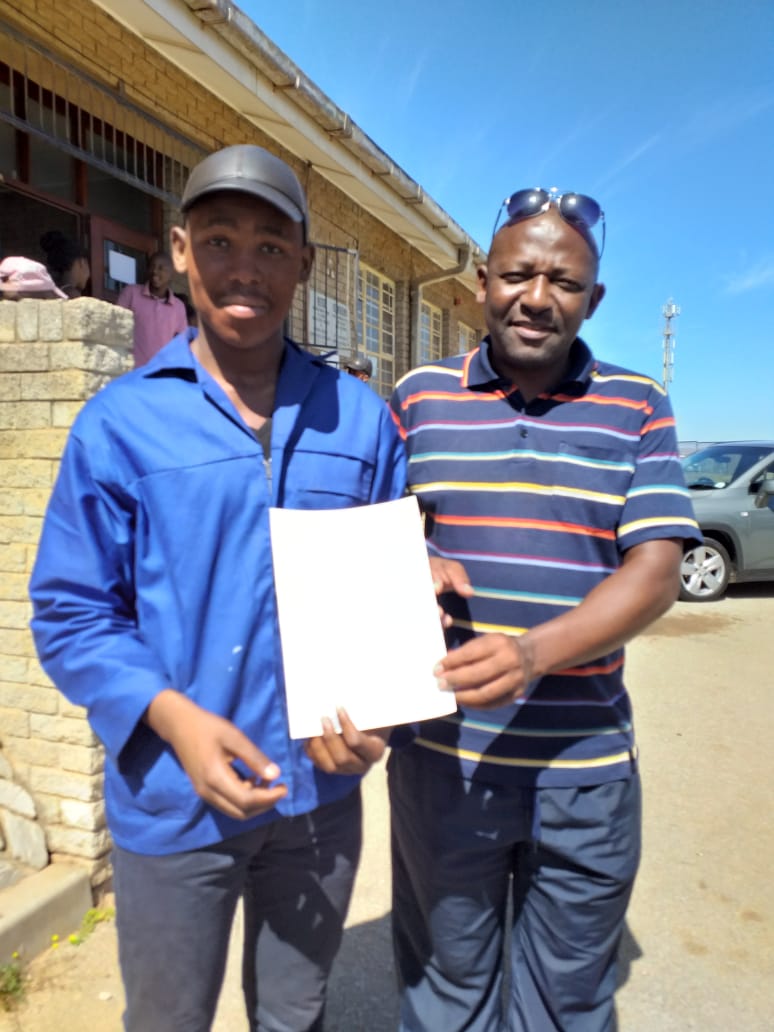 HeraldNMB's tweet photo. Kwezi Lomso's top achiever, Luxolo  Makwedini, standing next to his Maths teacher, Mr Dasi Makwedini, got three distinctions (Physics, Life Orientation, Life Sciences.) https://t.co/romYabPa9R