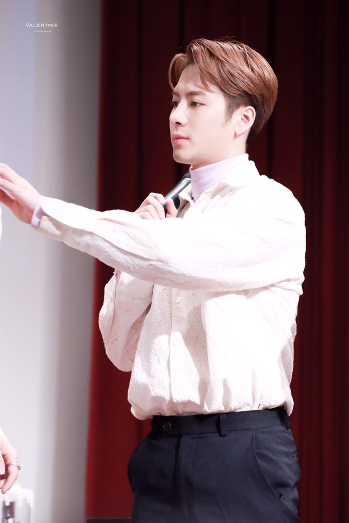 Valentine_852's tweet photo. 181208 영등포 팬싸인회
우리 축구왕자님⚽️
내일 잘 봐요👀
#잭슨 #JacksonWang #Jackson #王嘉尔 #TheGeneration2 #Papillion #OKAY #DawnOfUs #FendiMan #DifferentGame https://t.co/BwJTWcYM4N