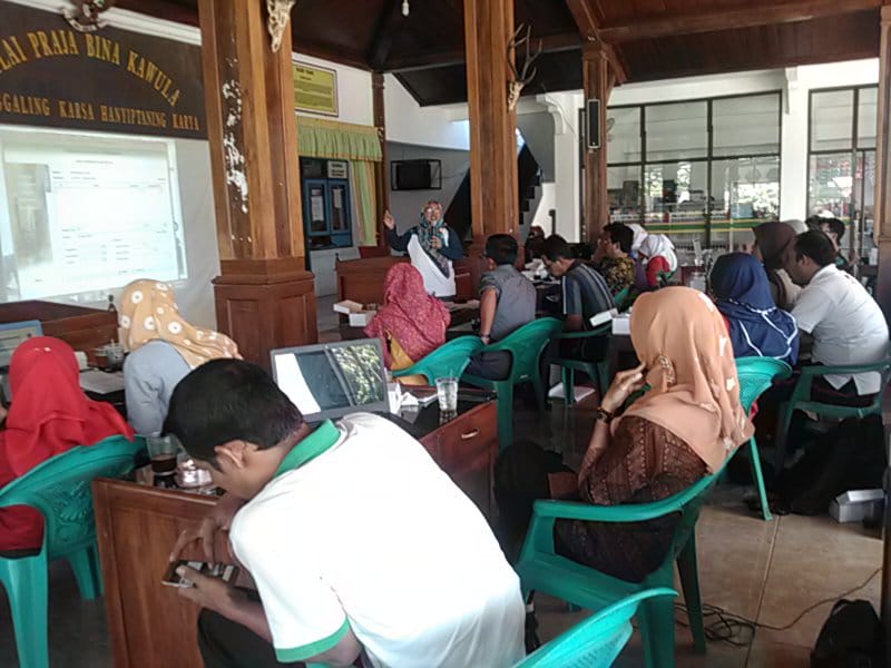 pldbanyumasjat1's tweet photo. PLD hari ini dampingi Sekdes, Kaur &amp; Kasi dlm latihan penerapan #SISKEUDES 2.0 di 12 Desa se-Kec. #Kebasen, Kab. #Banyumas
@jokowi @KemenDesa @EkoSandjojo @taufikmadjid71 @fachrilabalado @KSPgoid @KemenkeuRI @BPKPgoid @DISPERMADES_JTG @SarifAbdillah3
#PLDBanyumas
#PLDJateng
#PLD https://t.co/37LRpsnTNv