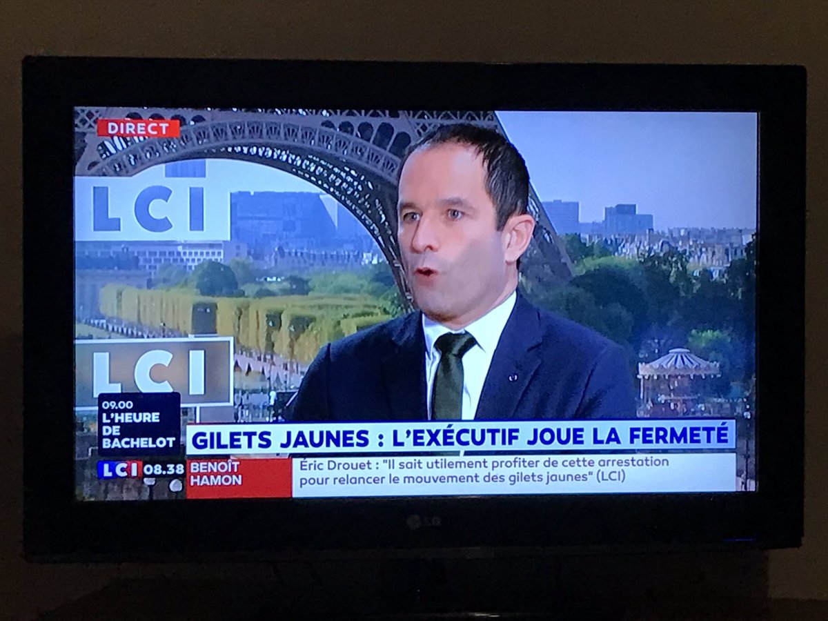 AQuatennens's tweet photo. Tiens, Benoît Hamon est encore à la télévision ce matin pour dire du mal de #Mélenchon. Alors que les #GiletsJaunes mettent sur la table la question démocratique et l’exigence de justice fiscale, pour #Hamon, la question reste de savoir « qui est de gauche, qui est de droite » ! https://t.co/cvXe3mCv5l
