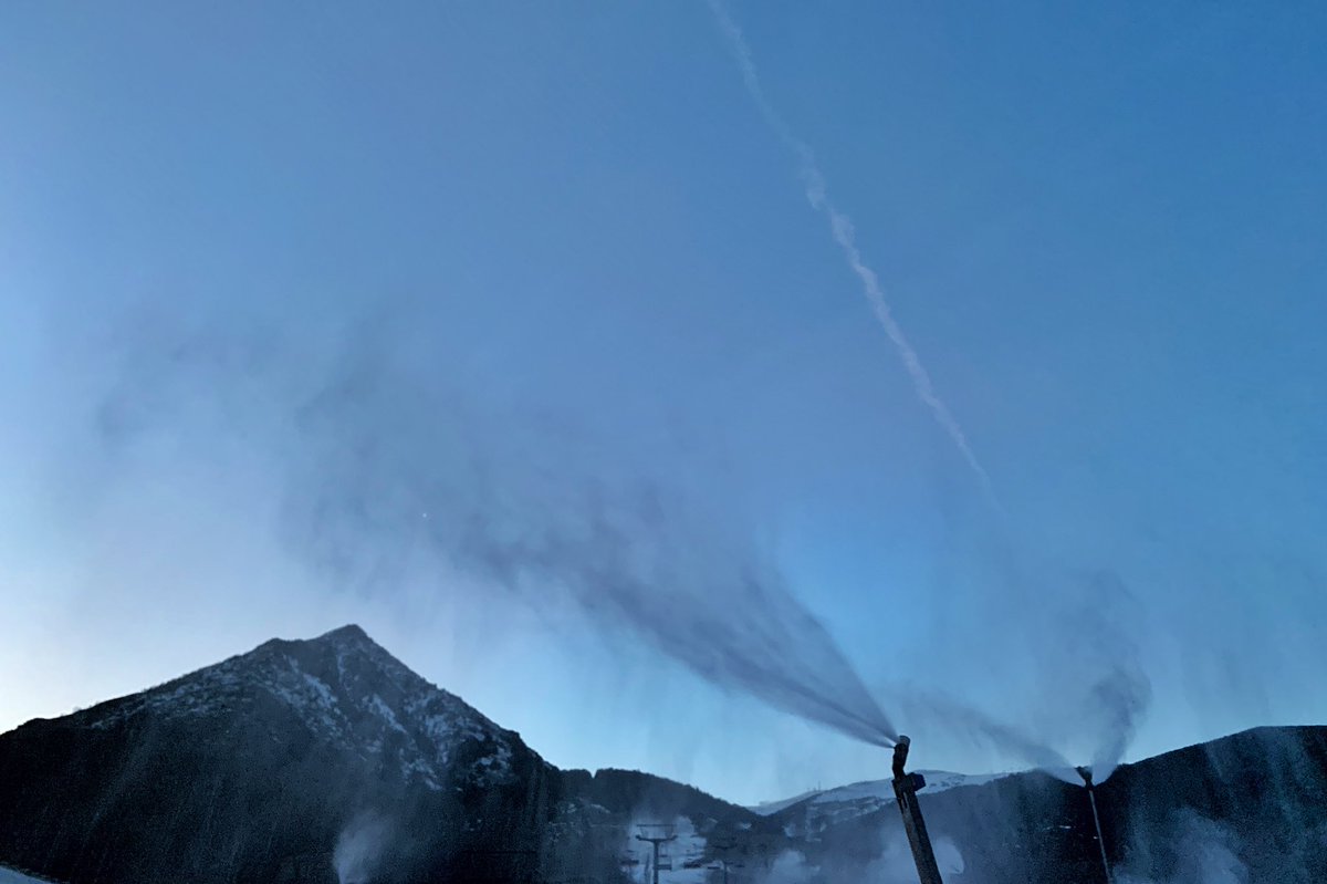 Muy buenos días desde Cerler. Cañones en funcionamiento en toda la estación. ❄️❄️❄️
Hoy abrimos con:
16 Remontes
40 Pistas
47 Km
Consulta el parte completo aquí 👉🏼 bit.ly/pncerlertw

#nieve #cerlerenamora #cerler