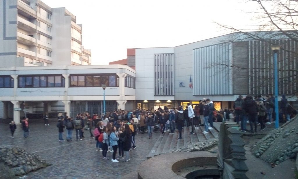 AlexAnfruns's tweet photo. Mi artículo sobre la sana revuelta de los estudiantes franceses. Lean y compartan, gracias https://t.co/QRXXqvRgbF #blocuslycee #Francia https://t.co/n3SB5VWH8s