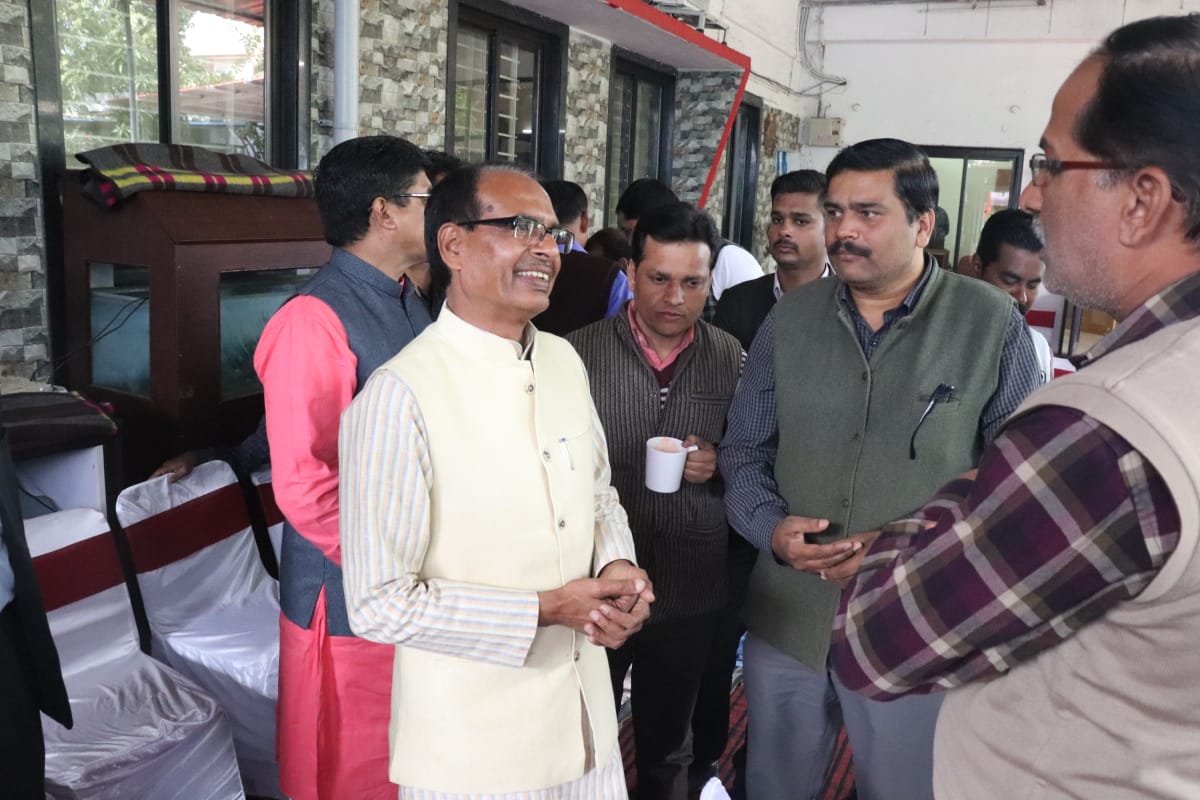 OfficeofSSC's tweet photo. श्री @ChouhanShivraj ने आज भोपाल में निवास पर पत्रकारों से मुलाक़ात की। https://t.co/cFHHiWI3JI