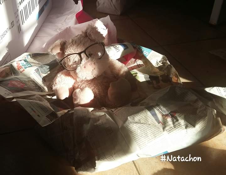 THEATREDENAT's tweet photo. #Natachon #papiercadeau #cestfini #lescochonsaussiseramassentalapelle #Natachon est tout prêt à être emballé. Qui veut du cochon comme cadeau de nouvelle année ? Emballé prêt à bavarder tout le long de l'année. Qui en veut du cochon ? Il est beau le cochon de cette année :) https://t.co/iQjcfWSaYu