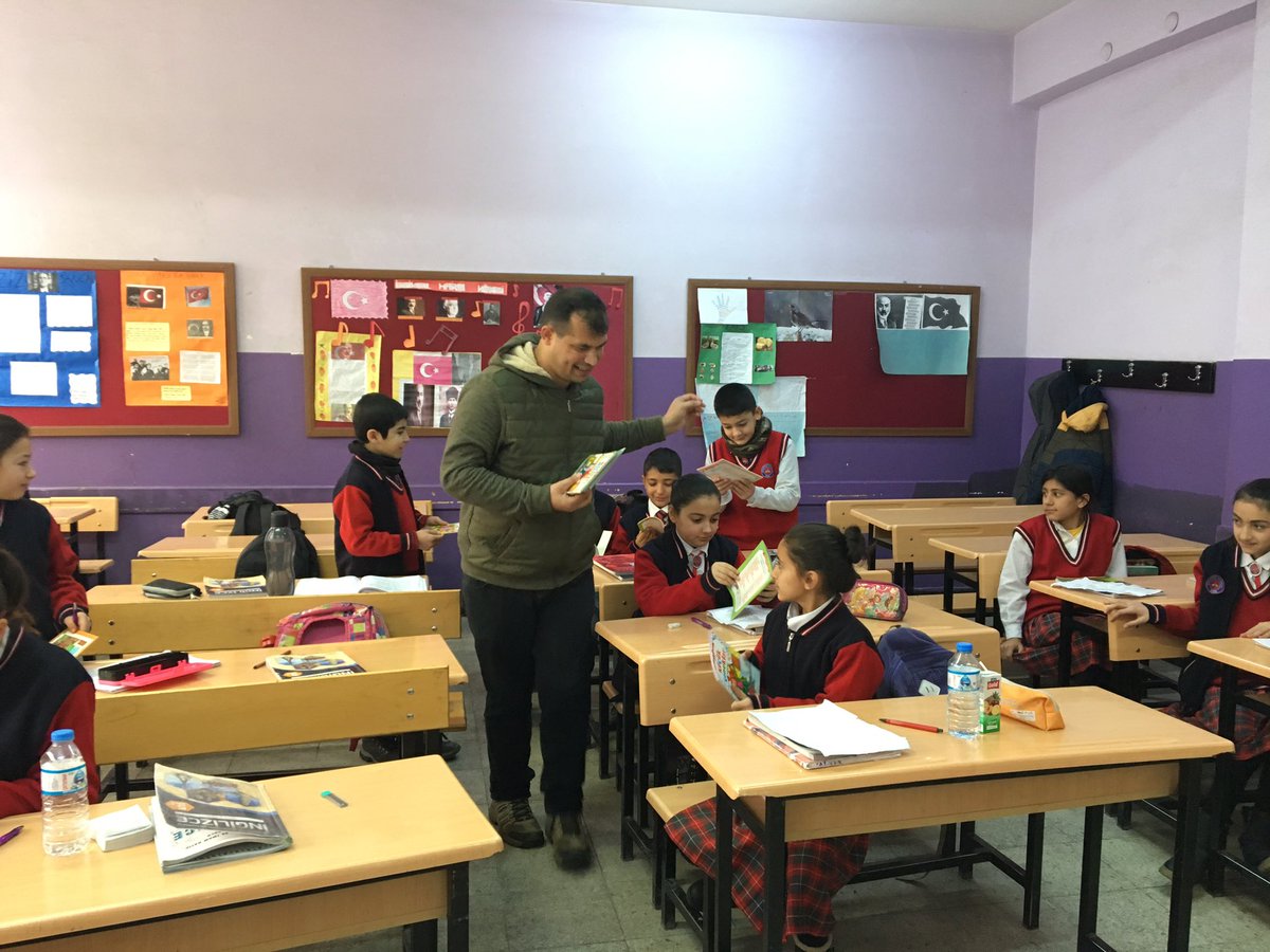 kitapvecocuk's tweet photo. Kars Mirali Bey İlköğretim okulunda ihtiyacı olan öğrencileri sevindirdik, ve yavrularımıza kitap hediye ettik. Yüzlerindeki mutluluk fotoğraflara yansımış 🥰😊 Çok okuyacaklarına söz verdiler..
#çocuk #kitap #bot #kars #çocuklarokusun #çocuklarüşümesin #çocukvekitapderneği https://t.co/zudDJEpCLr