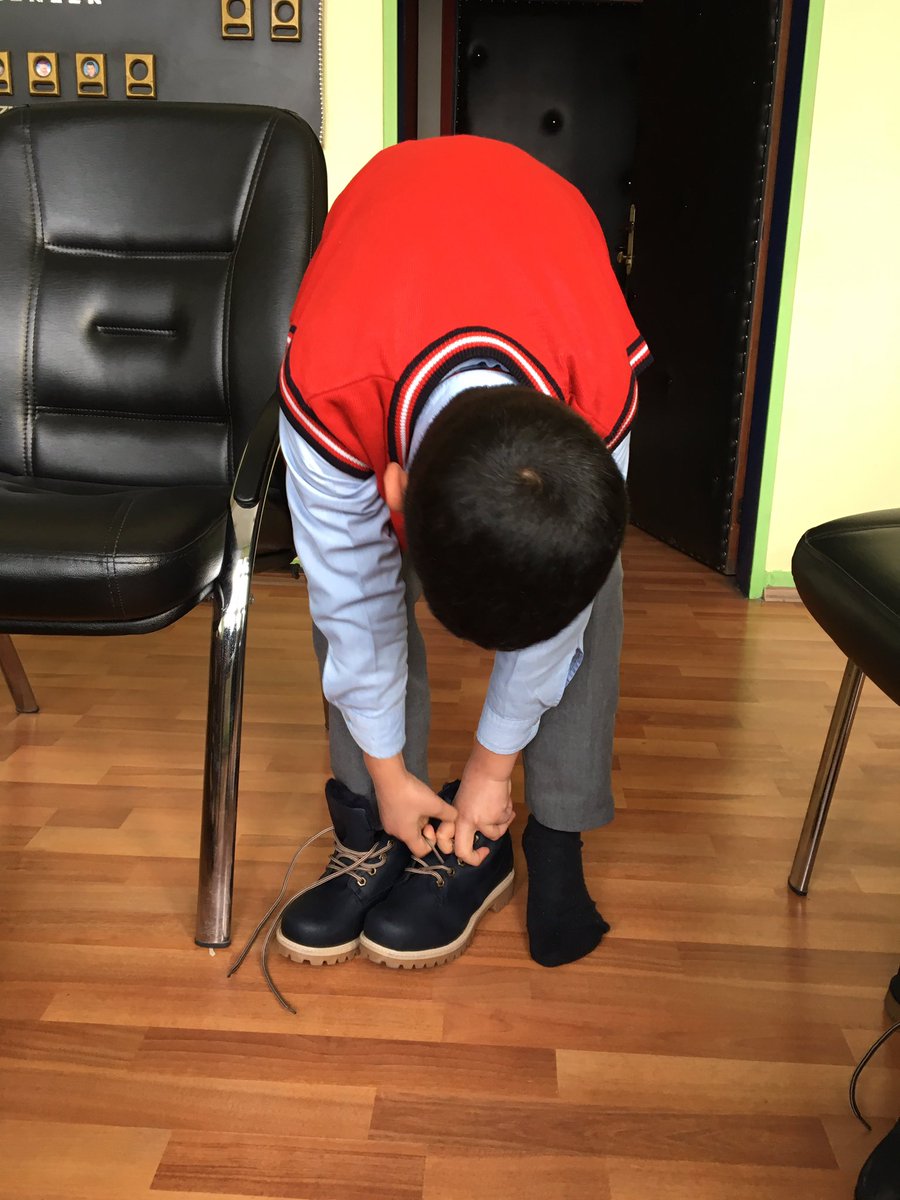 kitapvecocuk's tweet photo. Kars Mirali Bey İlköğretim okulunda ihtiyacı olan öğrencileri sevindirdik, ve yavrularımıza kitap hediye ettik. Yüzlerindeki mutluluk fotoğraflara yansımış 🥰😊 Çok okuyacaklarına söz verdiler..
#çocuk #kitap #bot #kars #çocuklarokusun #çocuklarüşümesin #çocukvekitapderneği https://t.co/zudDJEpCLr