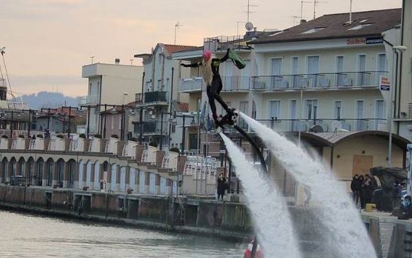 Domenica al Porto di Cattolica arriva la Befana volante in flyboard! 
Lancerà caramelle a tutti i bambini presenti e offrirà vin brulè ai più grandi.
Scopri di più ▶️ bit.ly/Befana_fly
#capodannoinromagna #lodiciesorridi #visitromagna #emiliaromagnawelcome