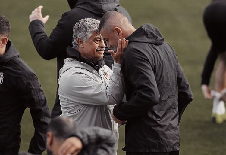 Tribun Dergi Besiktas In Emektar Malzemecisi Sureyya Soner Burak Yilmaz I Bagrina Basarken T Co 2iwf5ttyd4 Twitter Tribun Dergi Besiktas In Emektar Malzemecisi Sureyya Soner Burak Yilmaz I Bagrina Basarken T Co 2iwf5ttyd4 Twitter