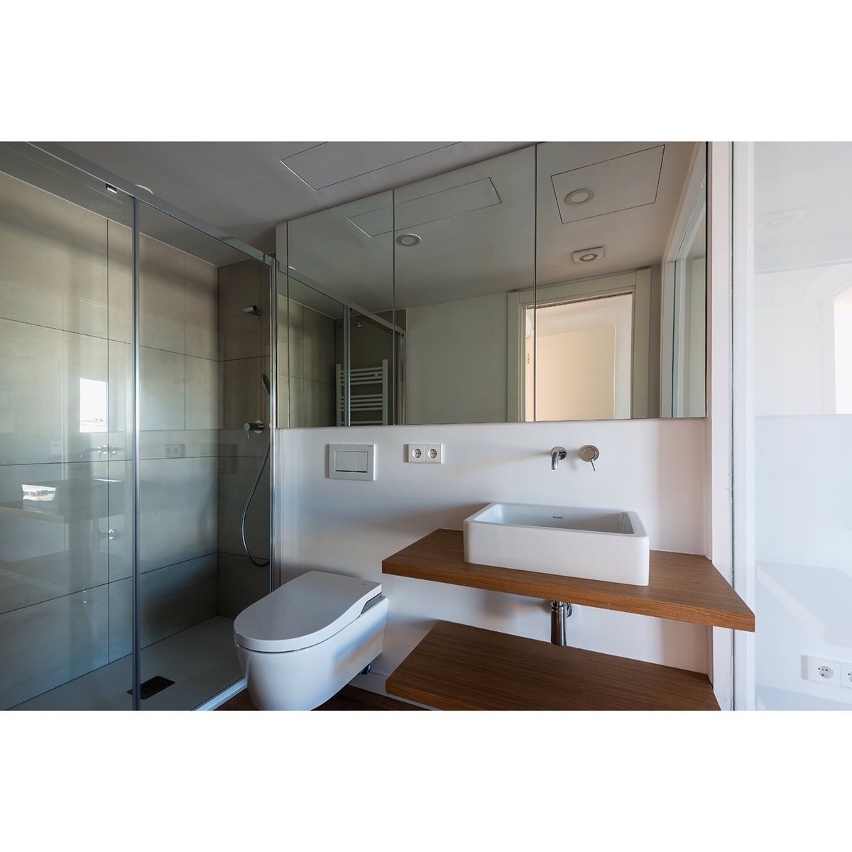 aurumimmobles's tweet photo. Bany integrat a l’habitació per tenir llum natural. | Baño integrado en la habitación para tener luz natural.
#aurumimmobles #arquitectura #interiorism  #reformas #reformasintegrales #reformainterior #bathroomdecor #bathroomdesign  #architecturephotography #bathroom https://t.co/mdjlokjNNG