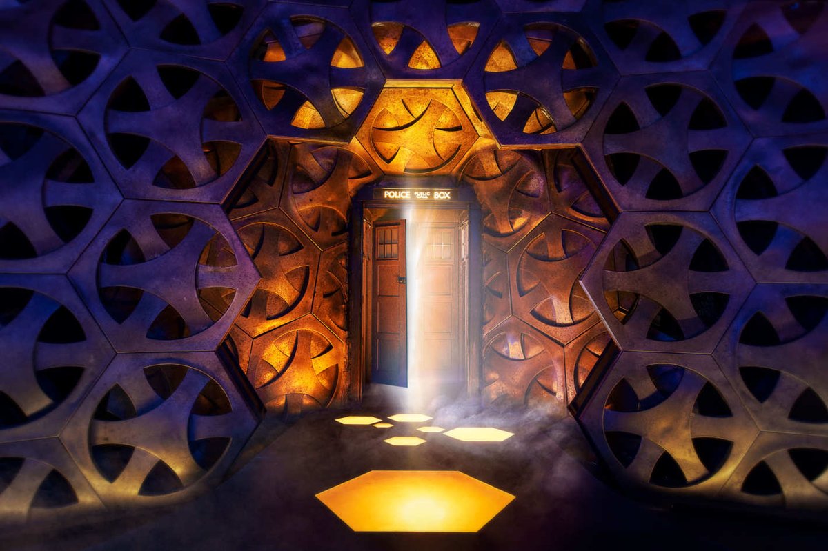 DoctorWho_FR_'s tweet photo. #DoctorWho #ToughChoices 

Fancy a trip in the #Tardis?

RT to fly away with #11thDoctor
Like to fly away with #13thDoctor https://t.co/EAMIYv23cg