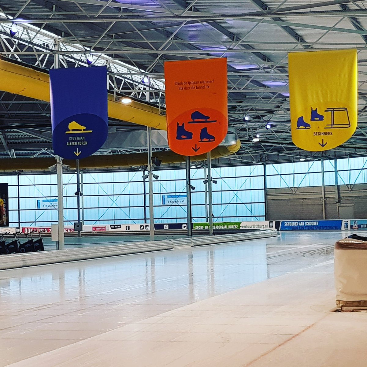 '...een rondje van 30 blank...' #IreneWüstIJsbaan #Tilburg #spiegelbeeld #gladijs #geenwakken #icecoldbeer