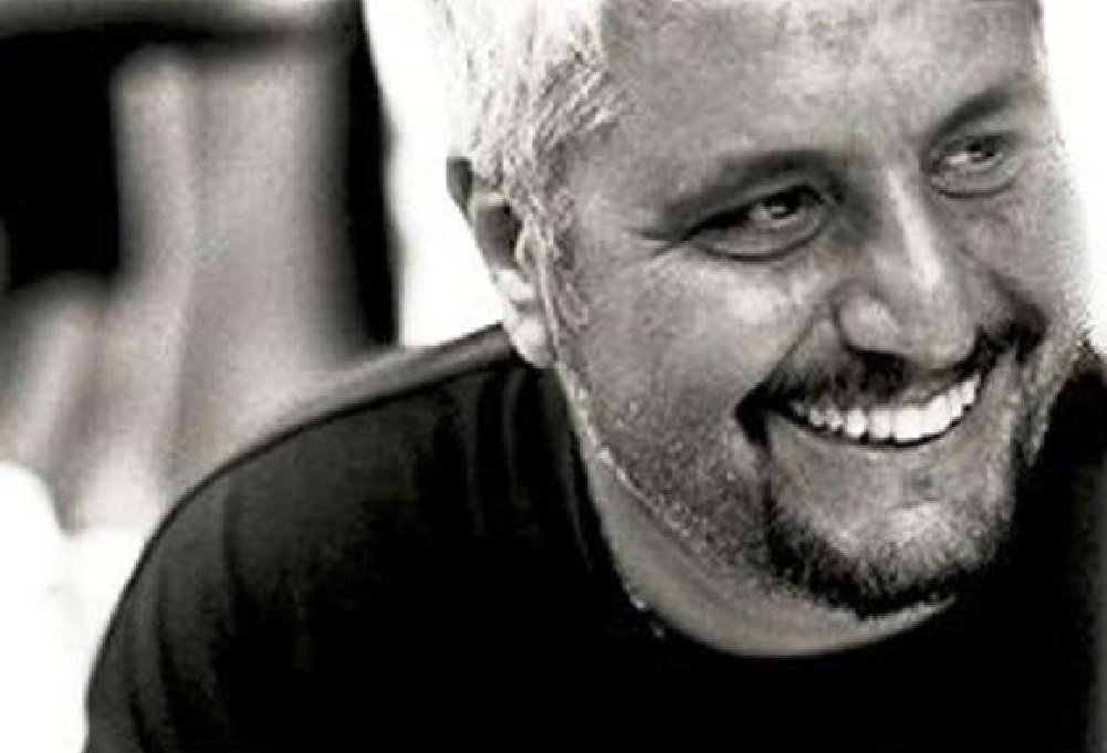 E intanto passa stu noveciento 
passammo nuje, s'acconcia 'o tiempo
si arape 'o stipo saje addò' staje 
e nun te scuordà maje.
#PinoDaniele