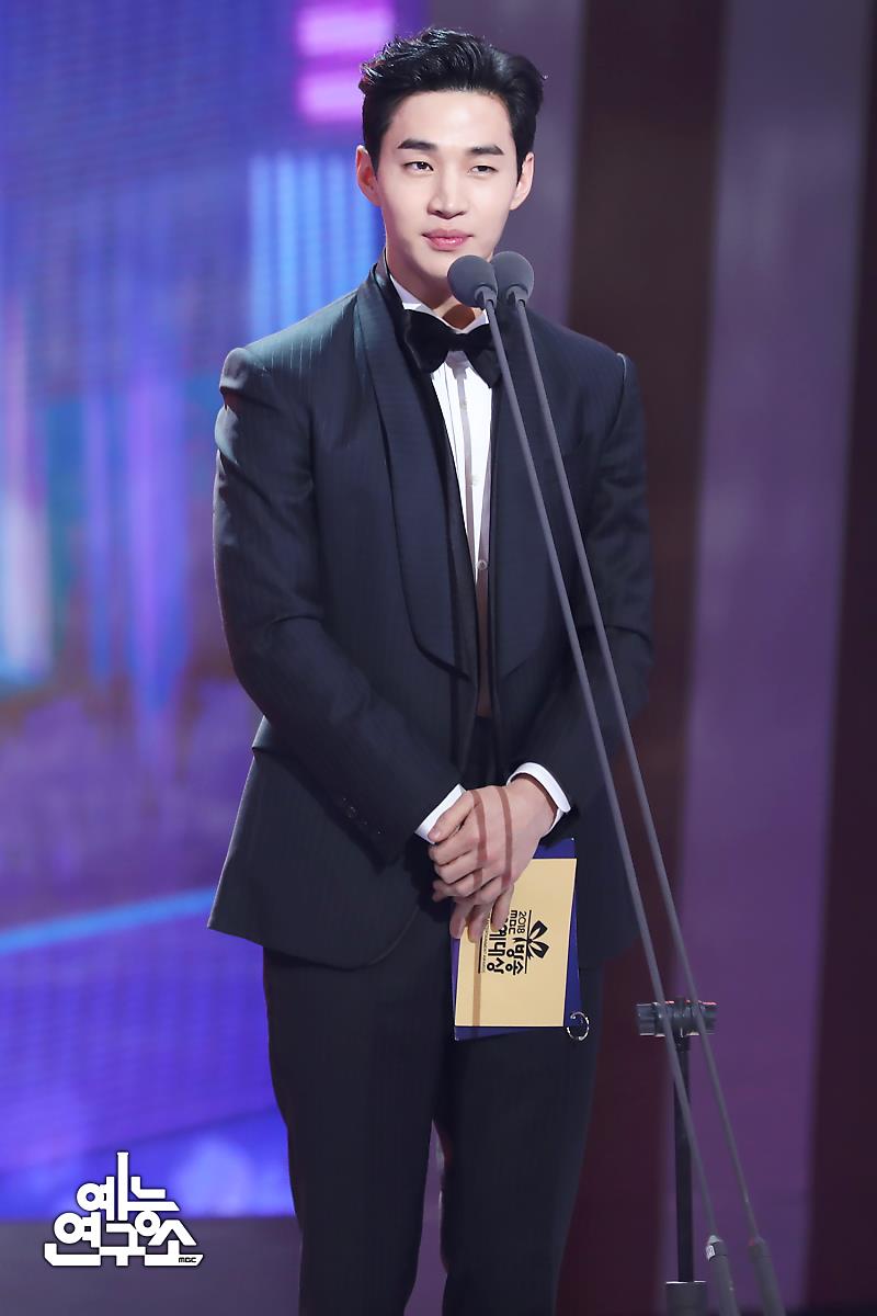 With__henry's tweet photo. https://t.co/ARxRrp4bLX
#mbc방송연예대상 현장포토
#헨리 #heney https://t.co/R0evSeYUhE