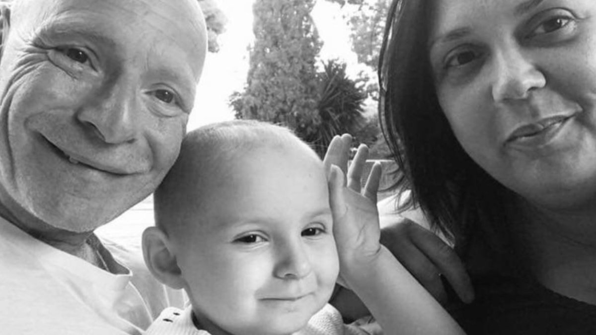 Isla starts another cycle of antibody & chemotherapy today in Barcelona, (Isla in photo with Mummy & Daddy) please RT for awareness Love @islasfight #Teamisla 🙏🙏🙏