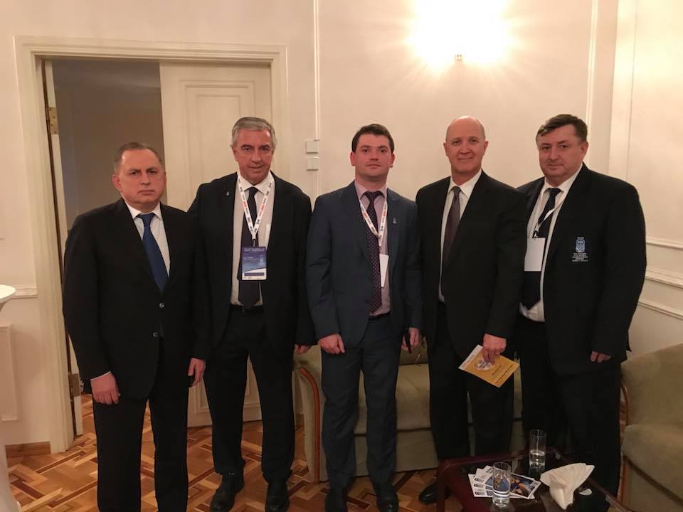 EugeneKolychev's tweet photo. #Зрада. У квітні 2018 року до Києва прилетів керівник однієї з канадських молодіжних ліг #JuniorA та представник #CFHU. На зустрічі з президентом #ФХУ Анатолієм #Брезвін канадці запропонували конкретні дати у 2019 році, в які ліга запрошує молодіжну команду України до Канади. https://t.co/zniUXek3eL