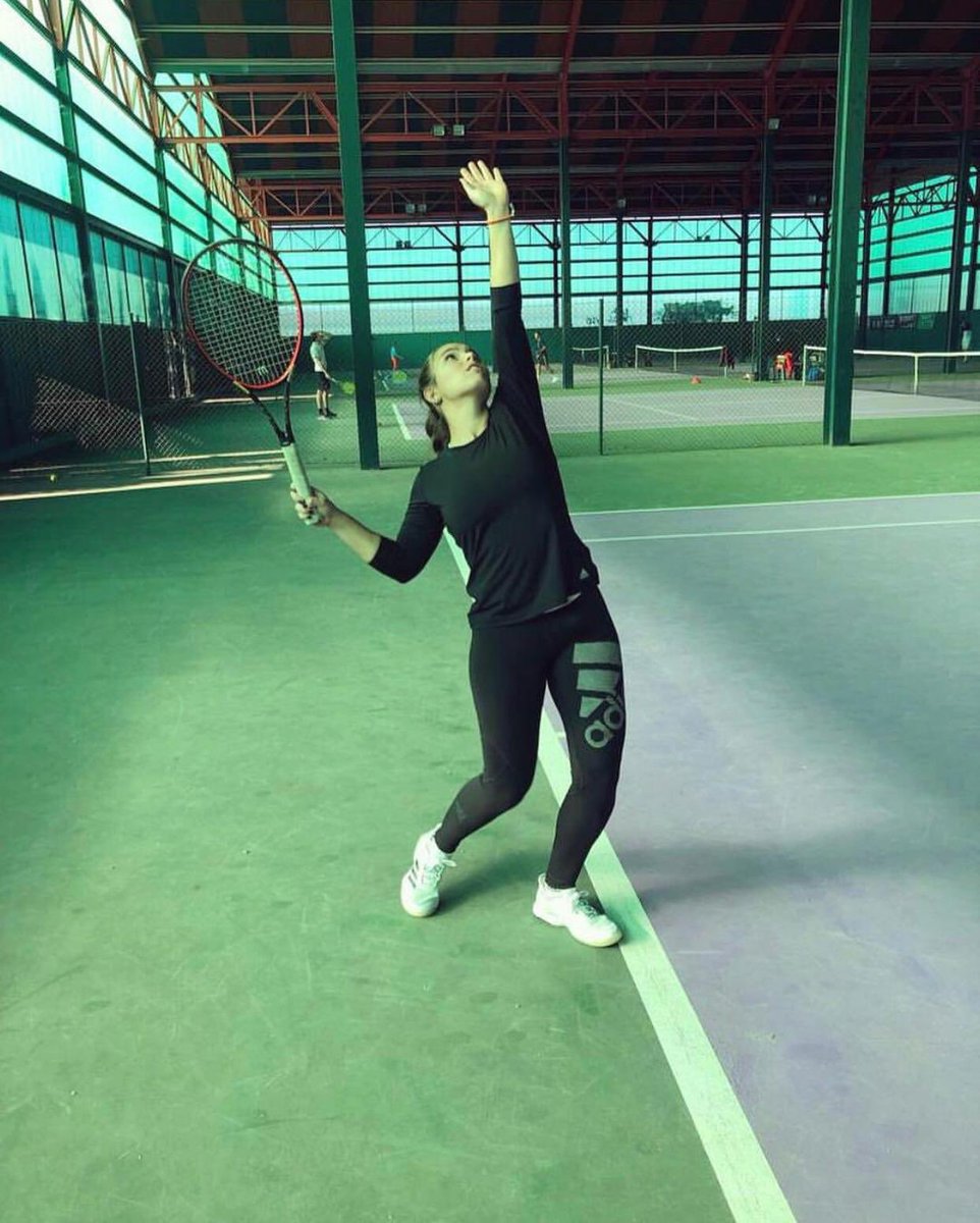 teambepro's tweet photo. ¿Quién dijo vacaciones? @isa13399 ha comenzado el año compitiendo y levantando el trofeo de Tenis Couder. ¡Enhorabuena campeona 🎾🏆! #becados #tenis #atletaBepro https://t.co/31cN5gLnPY