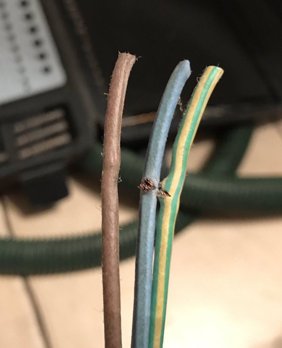 ourdecorator's tweet photo. That little ‘lug’ that screws in tight to the black power cable, can do this to your #Festool wires inside the protective cable. Poor, poor design @Festool_GB @Festool A 20 minute fix could have cost around £70. #commonfault so I hear! 🙄 https://t.co/UmxwLjC3lN