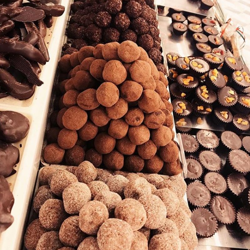 Για να μην πας με άδεια χέρια…πέρασε πρώτα από το #AthensMetroMall! Ph: @faraichocolates
#Chocolate #Treats #Celebrating #GiaKatheStigmi